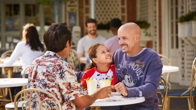 perks_disneyland-resort_card-image_family-dining-royalstreet_1200x677-1.