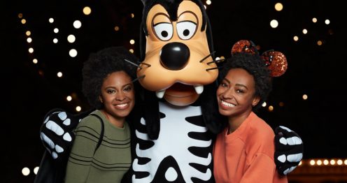 Halloween Goofy and female guests