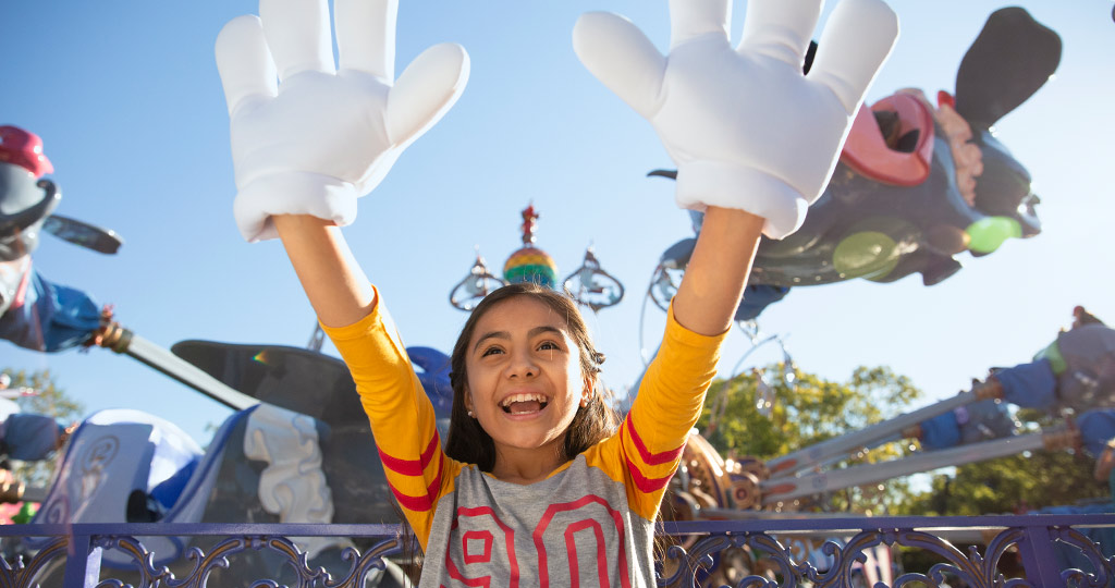 girl with Mickey hands in front of dumbo