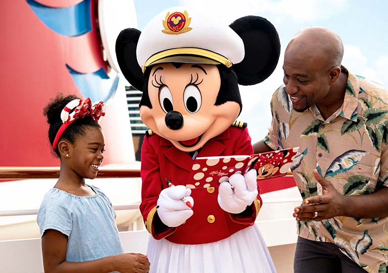  Minnie Mouse with daughter on Disney Cruise Line