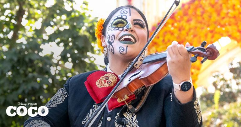 <em>Coco</em> Movie Moments to Spot at Plaza de la Familia