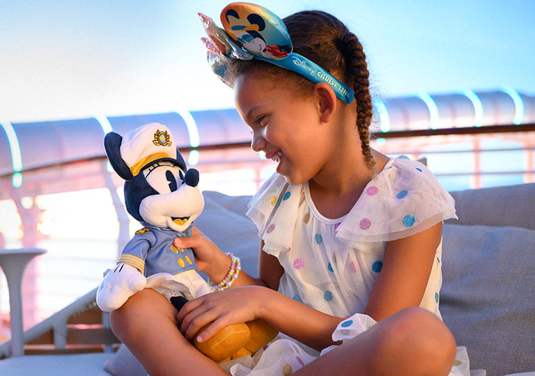 Girl with Minnie Mouse plush