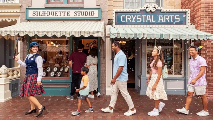 perks_disneyland-resort_card-image_guided-tour-mainstreet-usa_1200x677