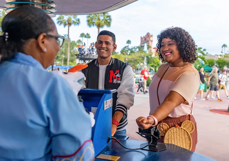 Couple using MagicBand+