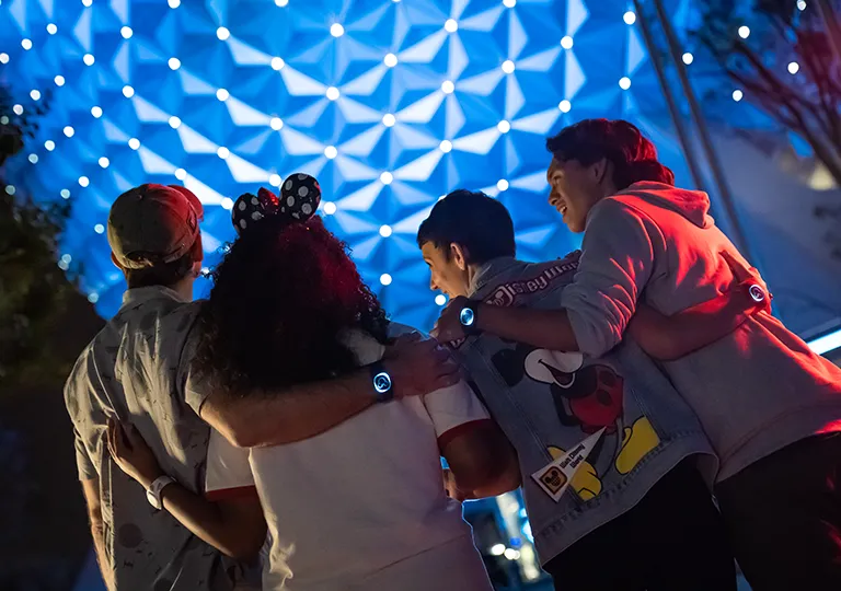 Family in park with MagicBand+