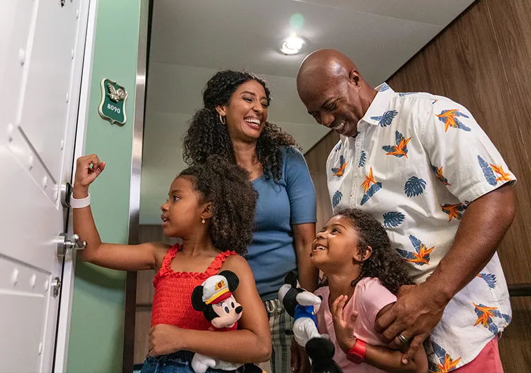 Family tapping MagicBand+