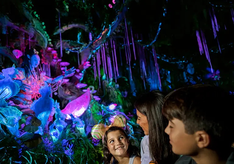 Guests at Na'vi River Journey